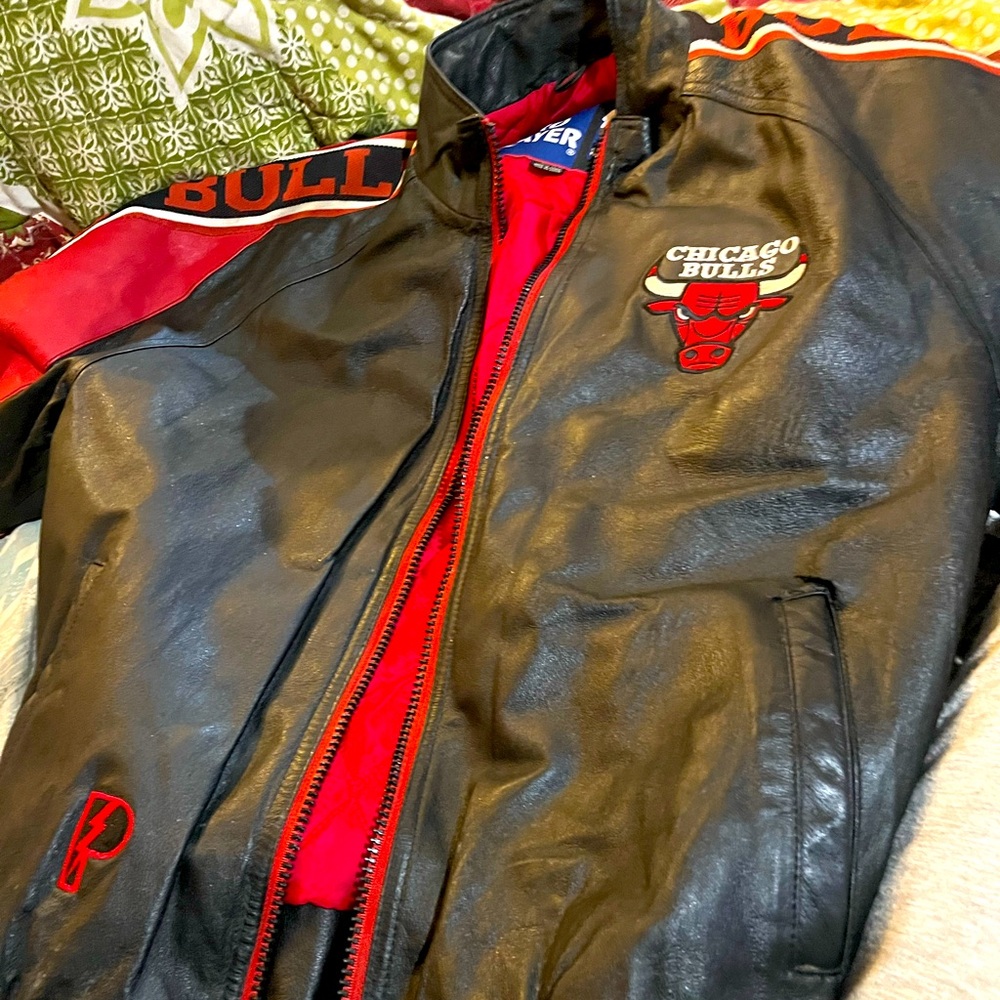 Vintage Chicago Bulls Bomber jacket! GENUINE LEATHER SIZE MEDIUM! NBA pro-player